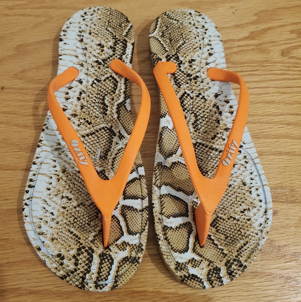 Women's designer flip flop sandals snakeskin sz 7